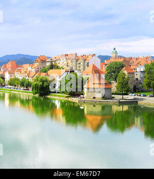 Vista di Maribor con la riflessione nel fiume Drava, Slovenia Foto Stock