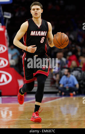 Aprile 15, 2015: Miami Heat guard Tyler Johnson (8) in azione durante il gioco NBA tra Miami Heat e la Philadelphia 76ers presso la Wells Fargo Center di Philadelphia, Pennsylvania. Il Miami Heat ha vinto 105-101. Foto Stock