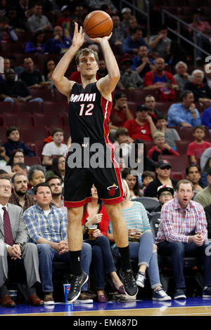 Aprile 15, 2015: Miami Heat guard Zoran Dragic (12) Spara la palla durante il gioco NBA tra Miami Heat e la Philadelphia 76ers presso la Wells Fargo Center di Philadelphia, Pennsylvania. Il Miami Heat ha vinto 105-101. Foto Stock