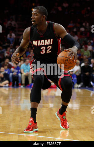 Aprile 15, 2015: Miami Heat avanti James Ennis (32) in azione durante il gioco NBA tra Miami Heat e la Philadelphia 76ers presso la Wells Fargo Center di Philadelphia, Pennsylvania. Il Miami Heat ha vinto 105-101. Foto Stock