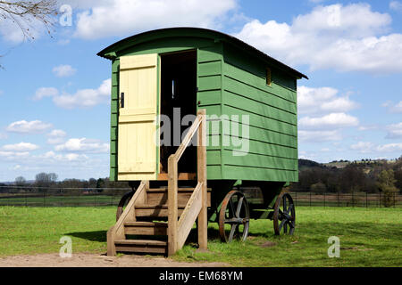 Pianura verde o zingari i lavoratori agricoli Caravan. Impostato in un campo con lo sportello aperto ci invita a salire le scale per dare un'occhiata all'interno Foto Stock