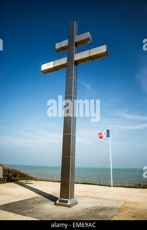 Il Lorraine croce come simbolo del memorial a Juno Beach, Francia Foto Stock