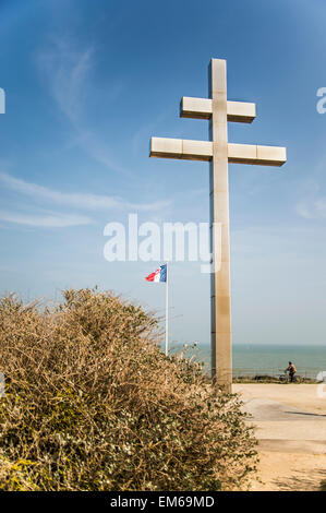 Il Lorraine croce come simbolo del memorial a Juno Beach, Francia Foto Stock