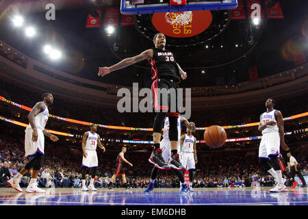 Aprile 15, 2015: Miami Heat forward Michael Beasley (30) reagisce al suo dunk durante il gioco NBA tra Miami Heat e la Philadelphia 76ers presso la Wells Fargo Center di Philadelphia, Pennsylvania. Il Miami Heat ha vinto 105-101. Foto Stock