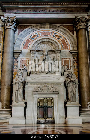 Interno della Basilica di San Pietro in Vaticano. Foto Stock