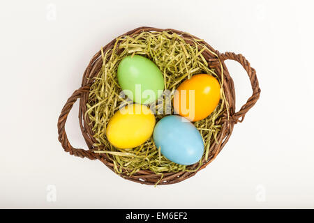 Cesto di pasqua con uova Foto Stock