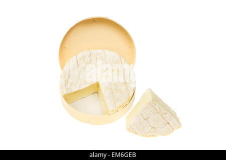 Round di formaggio camembert in una scatola con una fetta tagliata isolata contro bianco Foto Stock