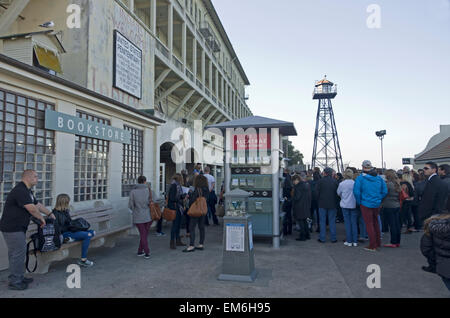 Alcatraz, la folla di turisti si riuniscono di fronte all ingresso della prigione dopo aver lasciato la barca da San Francisco. Ranger dando introduzione. Foto Stock