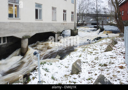 Acqua che scorre al di sotto della vecchia casa e giù per la città Foto Stock