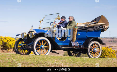 Un auto d'epoca competere nel Daffodil eseguire nella nuova foresta in una giornata di sole. Foto Stock