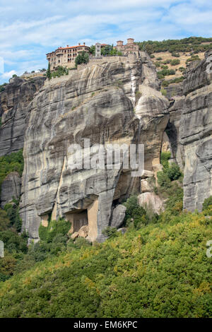 Paesaggio con rocce di Meteora e monasteri in Grecia Foto Stock