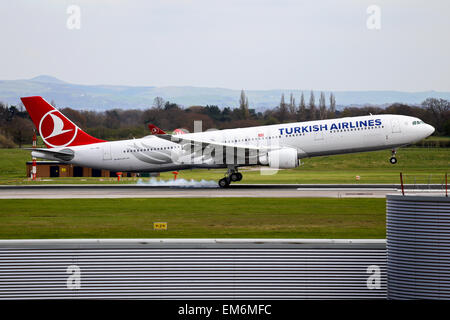 La Turkish Airlines Airbus A330-300 tocca verso il basso sulla pista 23R all'aeroporto di Manchester. Foto Stock