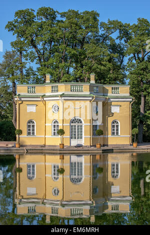 La tomaia Bathhouse pavilion con riflessione speculare in stagno del Catherine Park. Carskoe Selo. La Russia Foto Stock