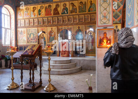 SAMARA, Russia - 12 Aprile 2015: i cristiani ortodossi all interno della Chiesa della Resurrezione nel Santo Monastero di Risurrezione Foto Stock