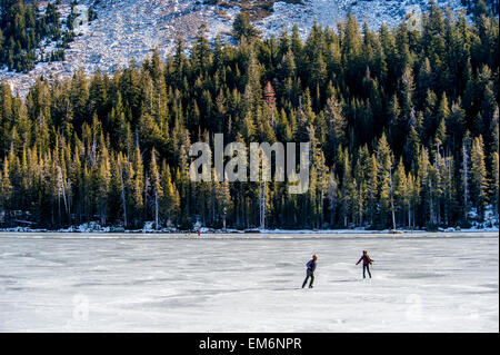 Sakting ghiaccio sul Lago Tenaya Foto Stock