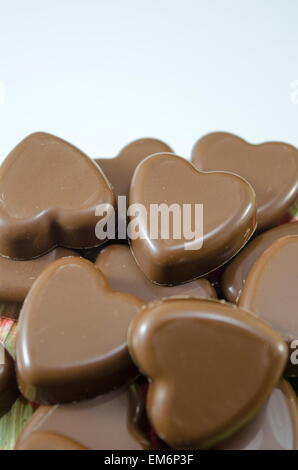 Deliziosamente guardando al cioccolato a forma di cuore su sfondo bianco Foto Stock