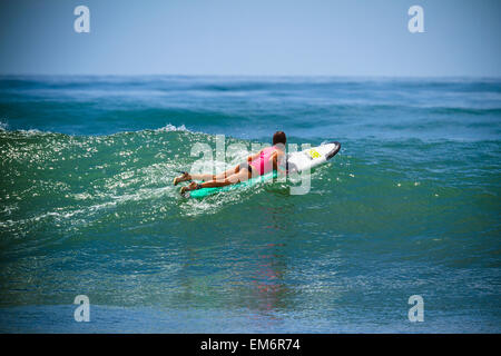 Surfer Girl le catture in onda tacchi alti. Foto Stock