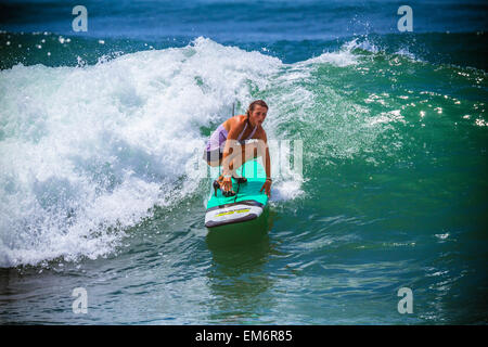 Surfer Girl le catture in onda tacchi alti. Foto Stock