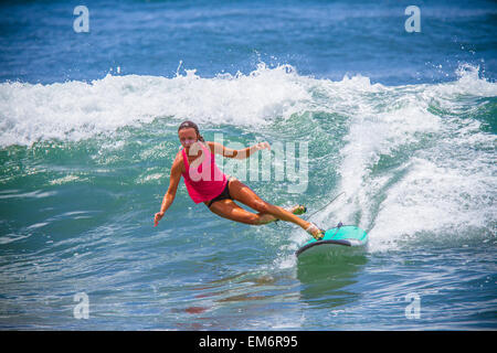 Surfer Girl le catture in onda tacchi alti. Foto Stock