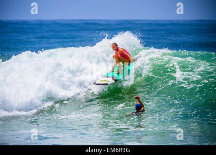 Surfer Girl le catture in onda tacchi alti. Foto Stock