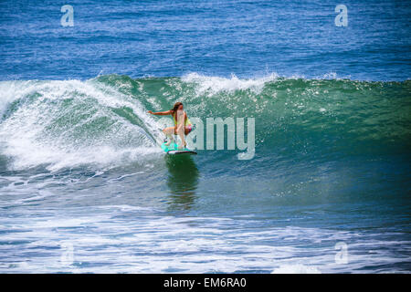 Surfer Girl le catture in onda tacchi alti. Foto Stock