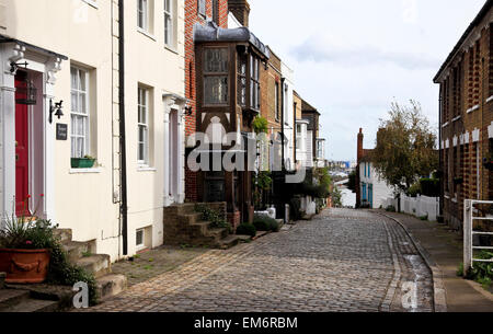 RS 4905. Upnor, High Street, Medway, Kent, Inghilterra Foto Stock