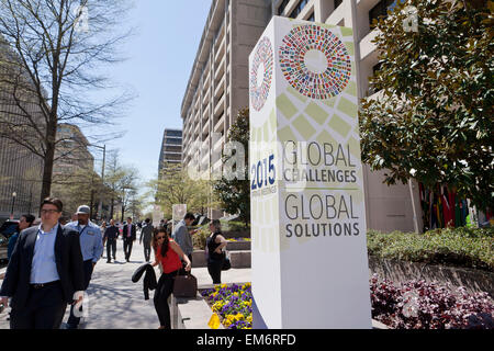 Washington DC, Stati Uniti d'America. Xvi Apr, 2015. Il gruppo della Banca mondiale e il Fondo monetario internazionale a prepararsi per le riunioni annuali di primavera per il 2015. Credito: B Christopher/Alamy Live News Foto Stock