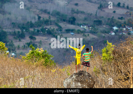 Chuldren dell isola di Sumbawa,l'Indonesia. Foto Stock