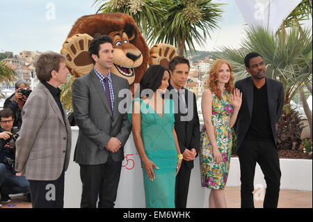 CANNES, Francia - 18 Maggio 2012: LtoR: Martin Short & David Schwimmer, Jada Pinkett Smith, Ben Stiller, Jessica Chastain & Chris Rock al photocall per il loro nuovo film 'Madagascar 3: Europa's Most Wanted' in Cannes. Maggio 18, 2012 Cannes, Francia Foto Stock