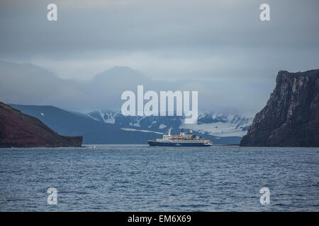 Quark Expeditions nave da crociera, Nettuno, a soffietto Isola Deception, Antartide Foto Stock
