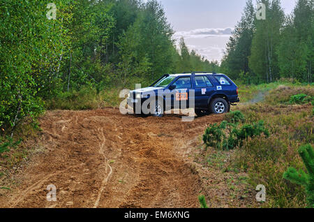 Gare su un rally-raid nella foresta di sera. Rally-raid Baha " Bielorussia " 2014 - primo giorno. Foto Stock