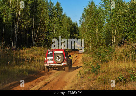 Gare su un rally-raid nella foresta di sera. Rally-raid Baha " Bielorussia " 2014 - primo giorno. Foto Stock