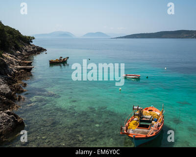 Barche in acque trasparenti di Afteli beach Foto Stock
