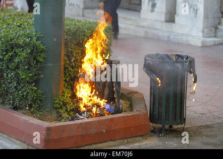 Atene, Grecia. Il 16 aprile 2015. La spazzatura è stata impostata sul fuoco da manifestanti violenza scoppiata tra la polizia e i sostenitori di anarchici del Greco scioperanti della fame in Atene. Gli scontri iniziato al di fuori dell'occupato canonica dell'Università di Atene e continuato successivamente dopo una marcia di protesta nella zona di Exarchia. Foto Stock