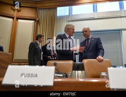 Washington, DC, Stati Uniti d'America. Xvi Apr, 2015. Ministro delle Finanze russo Anton Siluanov (R) assistere i ministri delle Finanze e i governatori della Banca centrale riunione del BRICS (Brasile, Russia, India, Cina e Sudafrica) in Washington, DC, capitale degli Stati Uniti, 16 aprile 2015. Credito: Yin Bogu/Xinhua/Alamy Live News Foto Stock