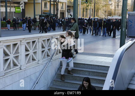 Atene, Grecia. Xvi Apr, 2015. Una donna cammina giù per le scale per la stazione della metropolitana, per sfuggire alla marcia di protesta. La violenza è scoppiata tra la polizia e i sostenitori di anarchici del Greco scioperanti della fame in Atene. Gli scontri iniziato al di fuori dell'occupato canonica dell'Università di Atene e continuato successivamente dopo una marcia di protesta nella zona di Exarchia. © Michael Debets/Pacific Press/Alamy Live News Foto Stock