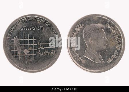 10 jordanian piastre coin closeup isolati su sfondo bianco. Foto Stock