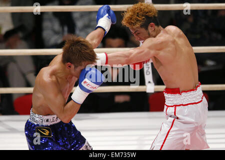 Osaka, Giappone. 16 Aprile, 2015. . Juiki Tatsuyoshi ha vinto per KO dopo 2 giri. Xvi Apr, 2015. (L a R) Tadao Iwatani, Juiki Tatsuyoshi Boxe : Juiki Tatsuyoshi azione contro Tadao Iwatani durante il Super peso Bantam boxing bout a Bodymaker Colosseo di Osaka in Giappone. 16 Aprile, 2015. . Juiki Tatsuyoshi ha vinto per KO dopo 2 turni . Credito: Yusuke Nakanishi AFLO/sport/Alamy Live News Foto Stock