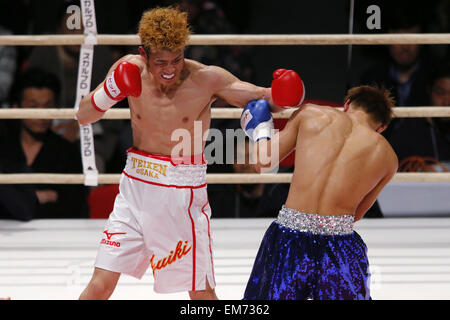 Osaka, Giappone. 16 Aprile, 2015. . Juiki Tatsuyoshi ha vinto per KO dopo 2 giri. Xvi Apr, 2015. (L a R) Juiki Tatsuyoshi, Tadao Iwatani Boxe : Juiki Tatsuyoshi azione contro Tadao Iwatani durante il Super peso Bantam boxing bout a Bodymaker Colosseo di Osaka in Giappone. 16 Aprile, 2015. . Juiki Tatsuyoshi ha vinto per KO dopo 2 turni . Credito: Yusuke Nakanishi AFLO/sport/Alamy Live News Foto Stock