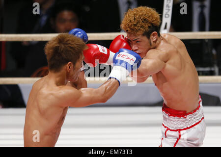 Osaka, Giappone. 16 Aprile, 2015. . Juiki Tatsuyoshi ha vinto per KO dopo 2 giri. Xvi Apr, 2015. (L a R) Tadao Iwatani, Juiki Tatsuyoshi Boxe : Juiki Tatsuyoshi azione contro Tadao Iwatani durante il Super peso Bantam boxing bout a Bodymaker Colosseo di Osaka in Giappone. 16 Aprile, 2015. . Juiki Tatsuyoshi ha vinto per KO dopo 2 turni . Credito: Yusuke Nakanishi AFLO/sport/Alamy Live News Foto Stock