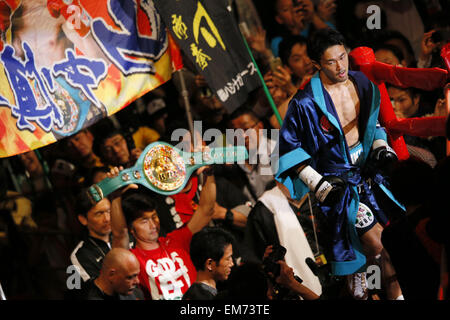 Osaka, Giappone. 16 Aprile, 2015. . Shinsuke Yamanaka ha vinto per KO dopo 7 tornate. Xvi Apr, 2015. Shinsuke Yamanaka (JPN) Boxe : Shinsuke Yamanaka del Giappone azione contro Diego Santillan di Argentina durante la WBC peso Bantam titolo bout a Bodymaker Colosseo di Osaka in Giappone. 16 Aprile, 2015. . Shinsuke Yamanaka ha vinto per KO dopo 7 turni . Credito: Yusuke Nakanishi AFLO/sport/Alamy Live News Foto Stock