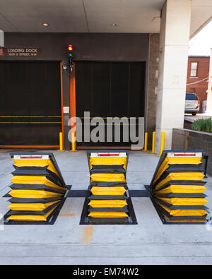 Barriera a cuneo veicolo barricate a noi Palazzo federale banchina di carico - Washington DC, Stati Uniti d'America Foto Stock