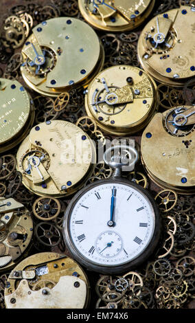 Vecchi orologi da tasca, movimenti e denti Foto Stock