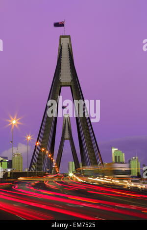 Sera nelle ore di punta del traffico su ANZAC Bridge in Sydney, NSW, Australia. Foto Stock