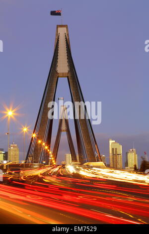 Sera nelle ore di punta del traffico su ANZAC Bridge in Sydney, NSW, Australia. Foto Stock