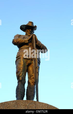 Un memoriale di bronzo statua di un australiano ANZAC soldato ('digger') sull'Anzac Bridge in Sydney, NSW, Australia. Foto Stock