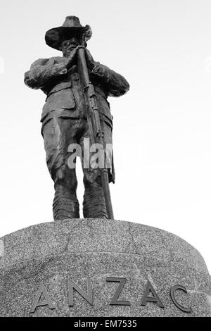 Un memoriale di bronzo statua di un australiano ANZAC soldato ('digger') sull'Anzac Bridge in Sydney, NSW, Australia. Foto Stock