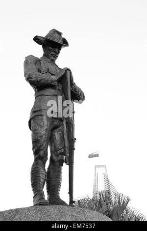 Un memoriale di bronzo statua di un australiano ANZAC soldato ('digger') sull'Anzac Bridge in Sydney, NSW, Australia. Foto Stock