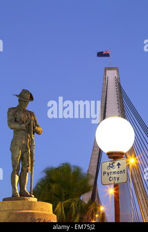 Un memoriale di bronzo statua di un australiano ANZAC soldato ('digger') sull'Anzac Bridge in Sydney, NSW, Australia. Foto Stock