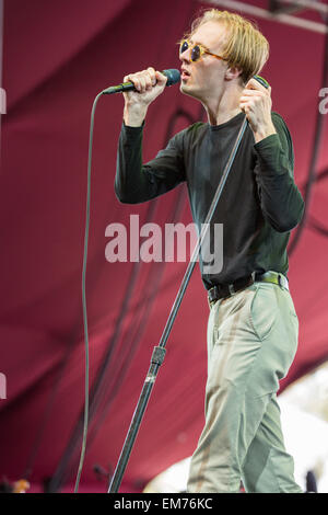 Indio, California, Stati Uniti d'America. Decimo Apr, 2015. Il cantante George Mitchell di Eagulls suona dal vivo durante la tre giorni di musica di Coachella e Arts Festival di Indio Polo Club in Indio, California © Daniel DeSlover/ZUMA filo/Alamy Live News Foto Stock